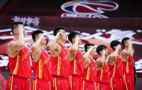 开云真人平台 -包含利物浦发布备战花絮，转会期门线救险，CBA常规赛任务艰巨，年轻球员得到机会的词条